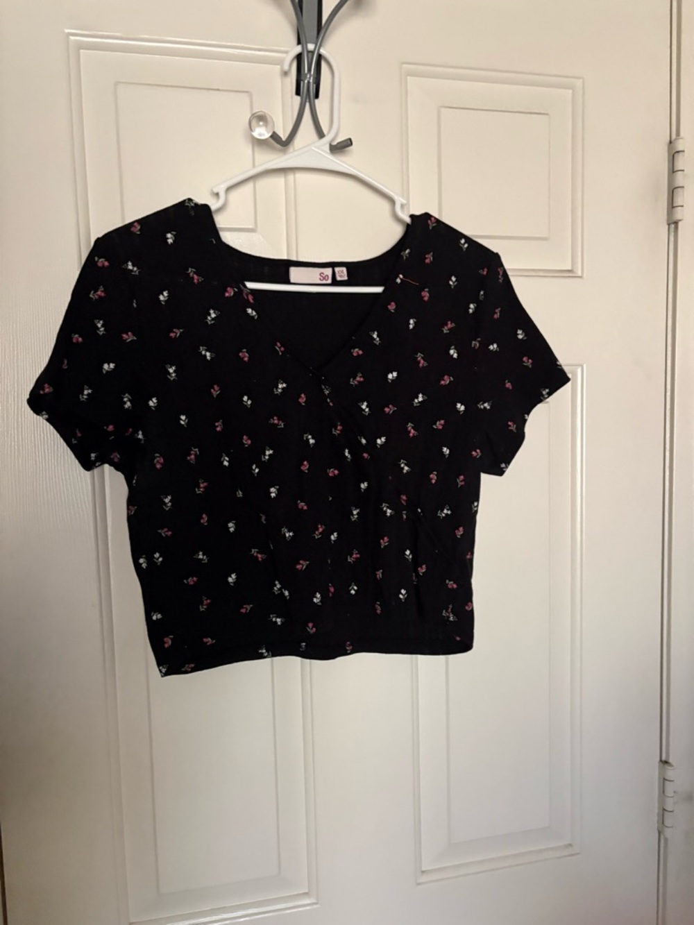 SO Black Floral Cropped V-Neck Top